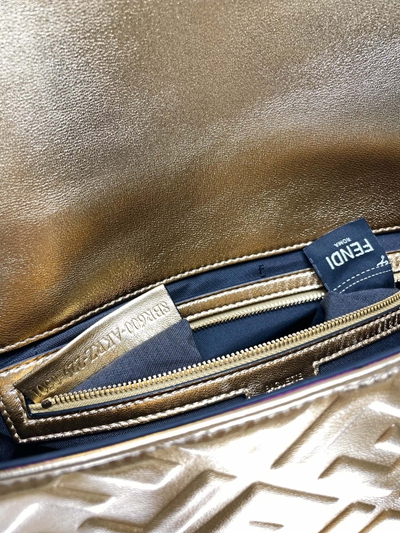 フェンディバッグ着用イメージ